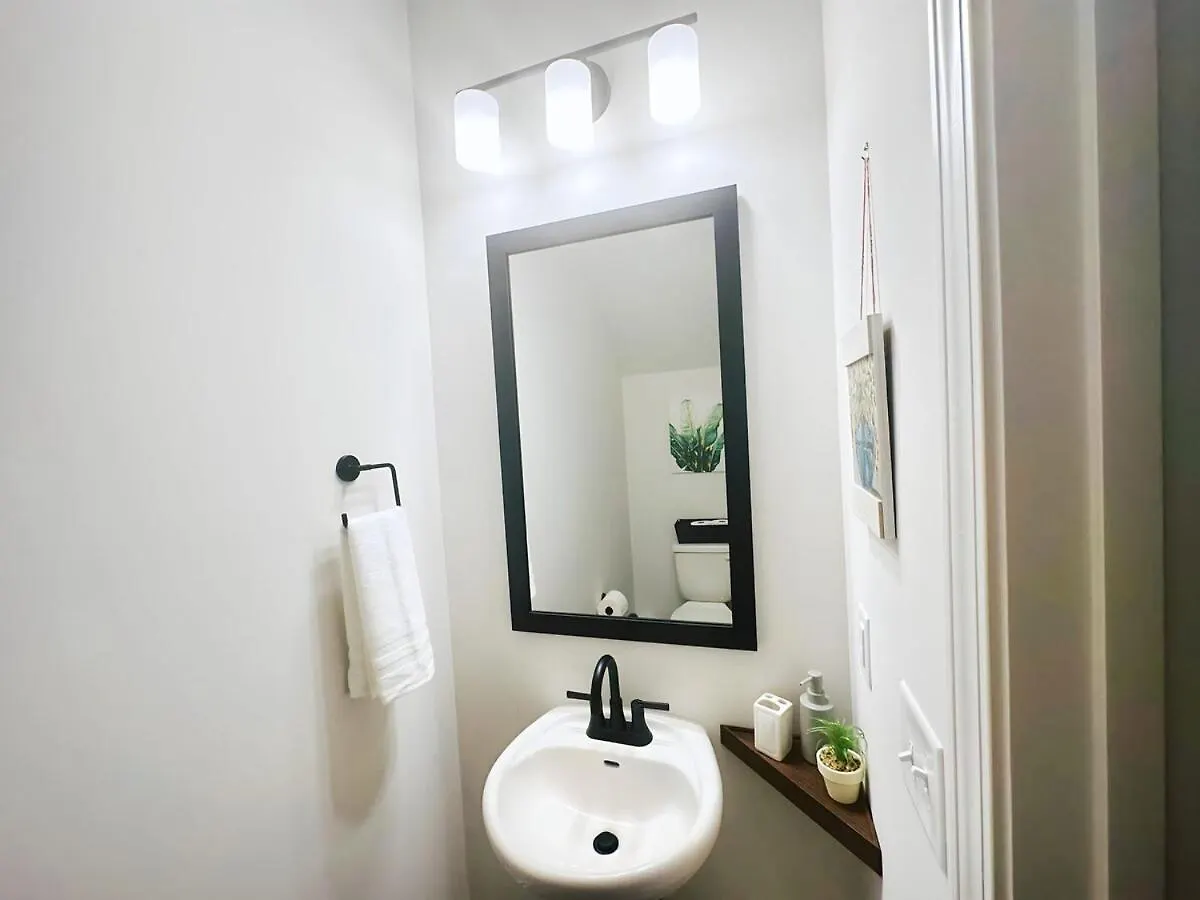 Perfect Getaway Prime Location Game Room And Hottub Charlotte