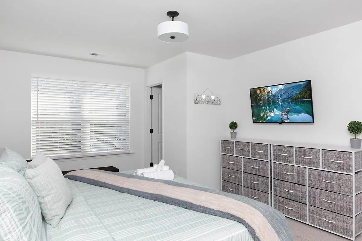 Perfect Getaway Prime Location Game Room And Hottub Charlotte