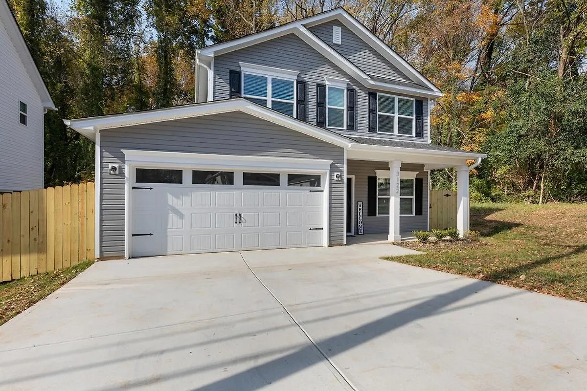 Perfect Getaway Prime Location Game Room And Hottub Charlotte